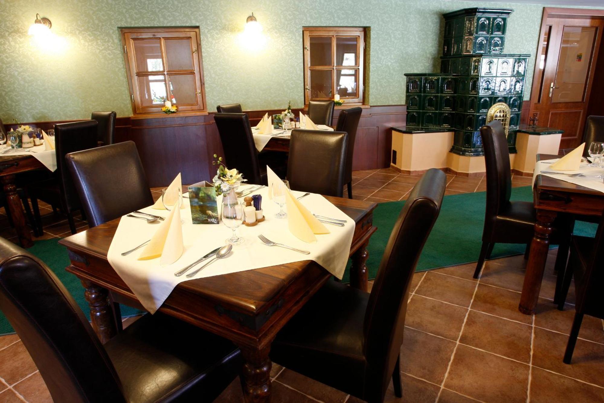 Hotel Majolika Modra Ngoại thất bức ảnh