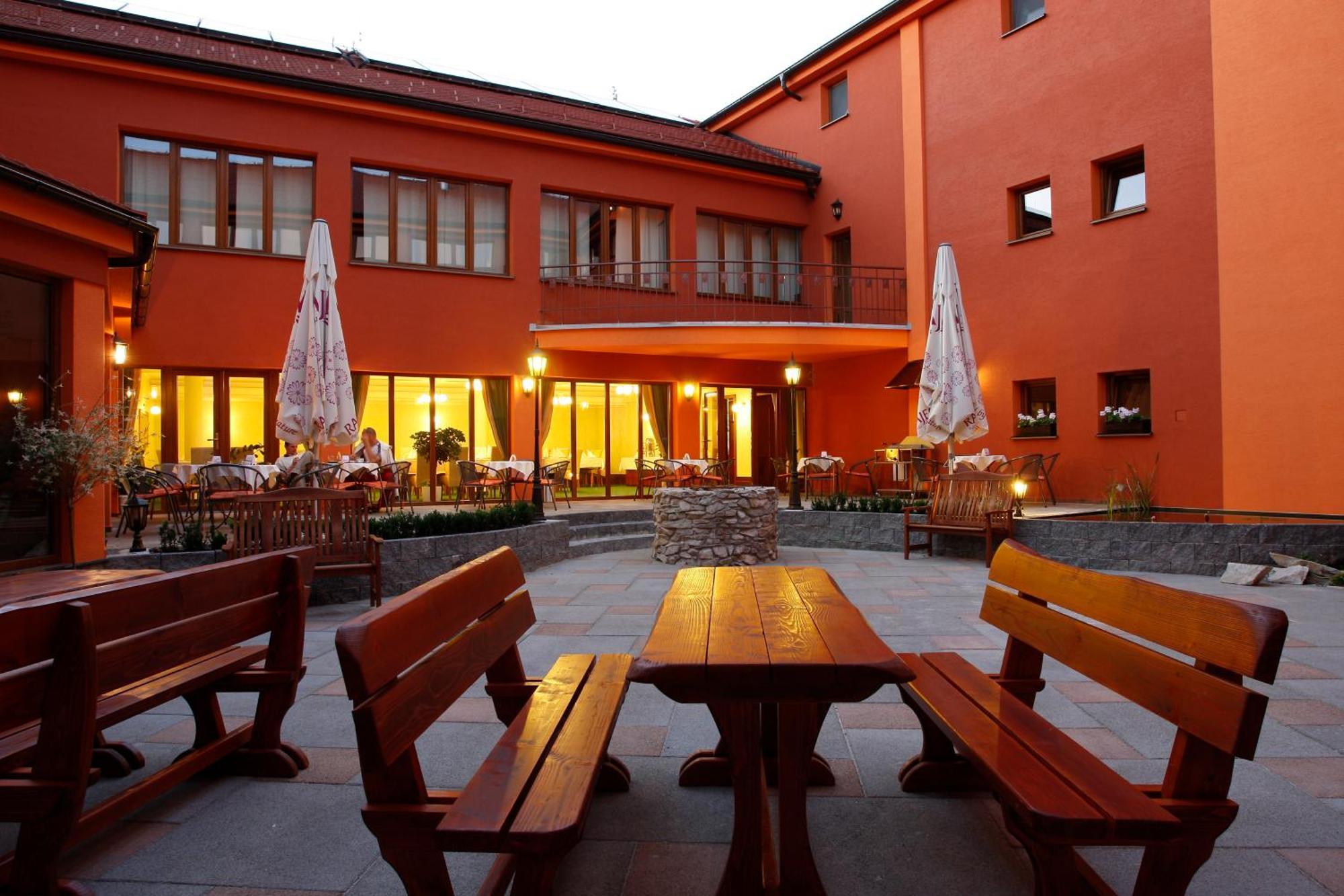 Hotel Majolika Modra Ngoại thất bức ảnh